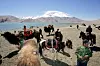 Uigurar ventar på kundar ved innsjøen Karakul i Kina. FN og sentralasiatiske land har satsa på handel og turisme langs den gamle silke­vegen.