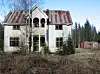 Langs vegen mellom Åmot og Stor-Elvdal står eit forfalle hus som ikkje er trygt å gå nær.