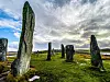 På kalleneset Callanish står den største av dei 5000 år gamle steinsirklane inst i Roag-fjorden vest på Lewis, den største øya på ytre Hebridane. Sentrumssteinen til venstre er fem meter høg. Til venstre på biletet ser ein Vestre Roag-fjord og øya Great Barnera, til høgre Austre Roag-fjord.