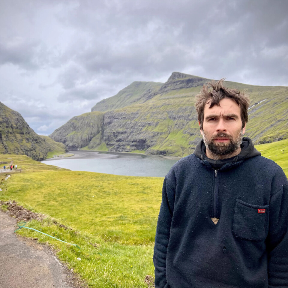 Kongsbonden Johan Jógvanson bur i den Instagram-venlege bygda Saksun. Men sjølv om han skjeller ut turistar, er det ikkje dei han er forbanna på. Det er politikarane inne i Tórshavn. Kongsbonden Johan Jógvanson bur i den Instagram-venlege bygda Saksun. Men sjølv om han skjeller ut turistar, er det ikkje dei han er forbanna på. Det er politikarane inne i Tórshavn.