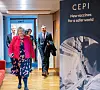 Statsminister Erna Solberg, utviklingsminister Dag Inge Ulstein og visedirektør Frederik Kristensen i vaksinealliansen Cepi. Biletet er teke under eit besøk hos Cepi i Oslo 27. april. Regjeringa har løyvd bistandsmidlar via vaksinealliansen til forsøk på å utvikle ein vaksine mot covid-19.