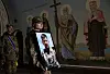 Ein soldat ber eit portrett av den drepne våpenbroren og aktivisten Pavel Petrisjenko i gravferdsseremonien hans i Kyiv 19. april. Petrisjenko døydde i kamp mot russiske okkupantar aust i Ukraina. Han er tidlegare omtalt i denne spalta fordi han arbeidde for å stogge pengespel som finansiering av det ukrainske forsvaret.