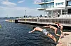 23. mai var den til da varmaste dagen i år fleire stader i landet. Ved Tjuvholmen i Oslo nytta mange høvet til å kaste seg i sjøen.