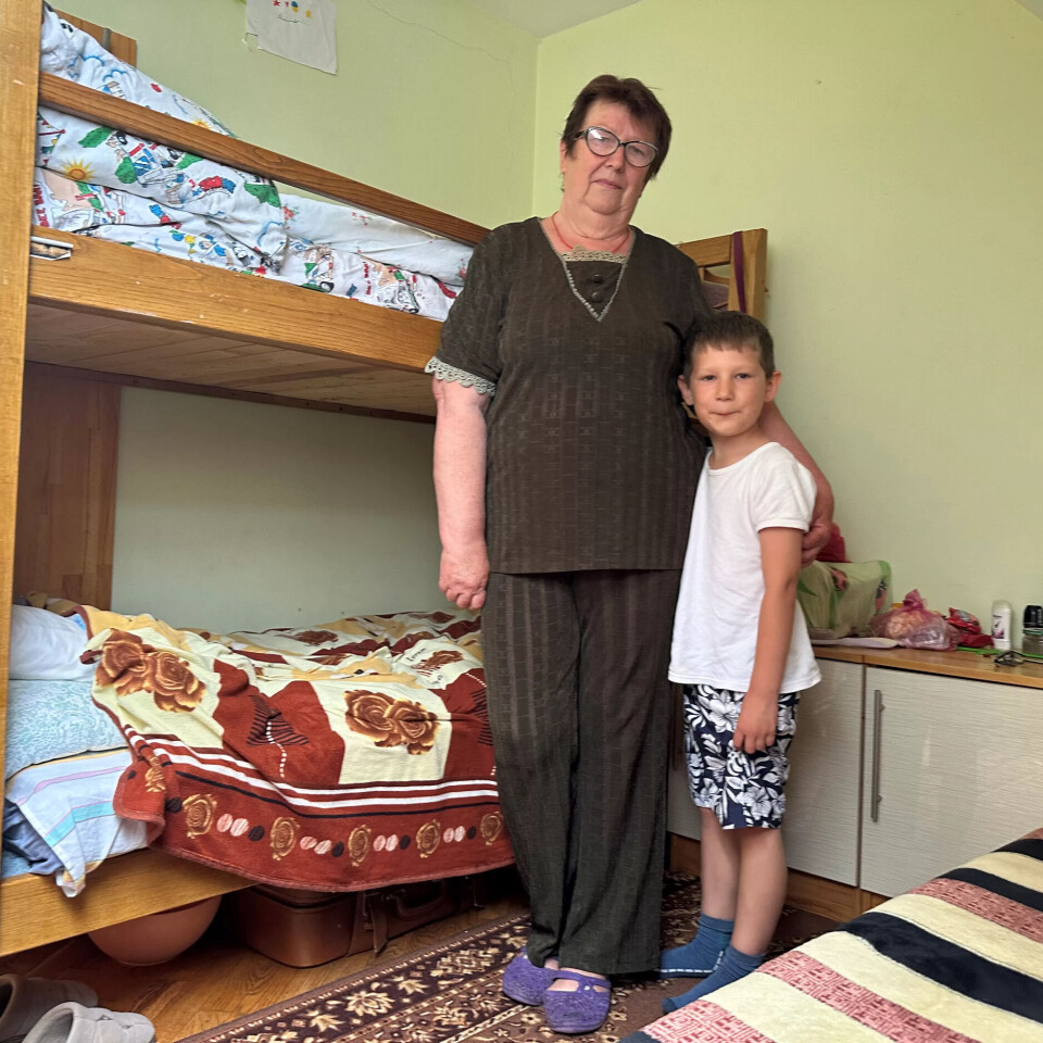 Oleg og bestemor Nina i rommet dei deler med eit barnebarn til på garden til Andrew. Oleg og bestemor Nina i rommet dei deler med eit barnebarn til på garden til Andrew.