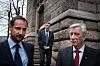 Den tidlegare finansråden Tore Eriksen har alltid halde seg i bakgrunnen. Her stiller han seg på høveleg avstand til kronprins Haakon og finansminister Sigbjørn Johnsen, som var den fyrste finansministeren som i 1996 kunne overføra litt pengar til Oljefondet.