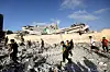 Palestinarar ved restane av moskeen etter eit bombeåtak i flyktningleiren Khan Younis sør i Gaza 8. november i fjor.