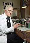 Professor Alexander Fleming oppdaga kva effekt muggsoppen Penicillin notatum hadde på bakteriar. Her på laboratoriet ved St. Mary’s Hospital i London i 1943, der han arbeidde med å etablere syntetisk produksjon av antibiotika, som verdskrigen skapte ein umettande marknad for.