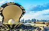 Perlemonumentet på den sju kilometer lange strandpromenaden La Corniche i Qatars hovudstad Doha. I bakgrunnen ser ein skyskraparane i den nordlege enden av promenaden.