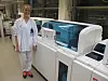 Bioingeniør Christine Morken og maskina Cobas 8100, som måler PSA ved hjelp av elektrokjemiluminescens.