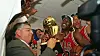 Michael Jordan feirar NBA-sigeren i 1998 saman med lagkameratane.