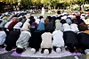 Muslimske innvandrarar ber på ein open plass i Athen i samband med eid-feiringa.