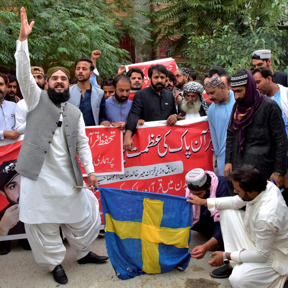 Demonstrantar i Pakistan protesterer mot at Sverige tillèt at aksjonistar brenn Koranen i juli i fjor. Påverknadskampanjar mot Sverige har hevda at landet fører krig mot muslimar. Demonstrantar i Pakistan protesterer mot at Sverige tillèt at aksjonistar brenn Koranen i juli i fjor. Påverknadskampanjar mot Sverige har hevda at landet fører krig mot muslimar.