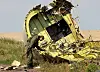 Ein prorussisk opprørar i Hrabove aust i Ukraina handfer vraket etter det nedskotne malaysiske passasjerflyet MH17 i 2014.