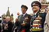 Veteranar frå sovjethæren paraderer på Den raude plassen med dekorasjonane sine 9. mai 2001, på sigersdagen, årsdagen for tysk kapitulasjon i 1945.