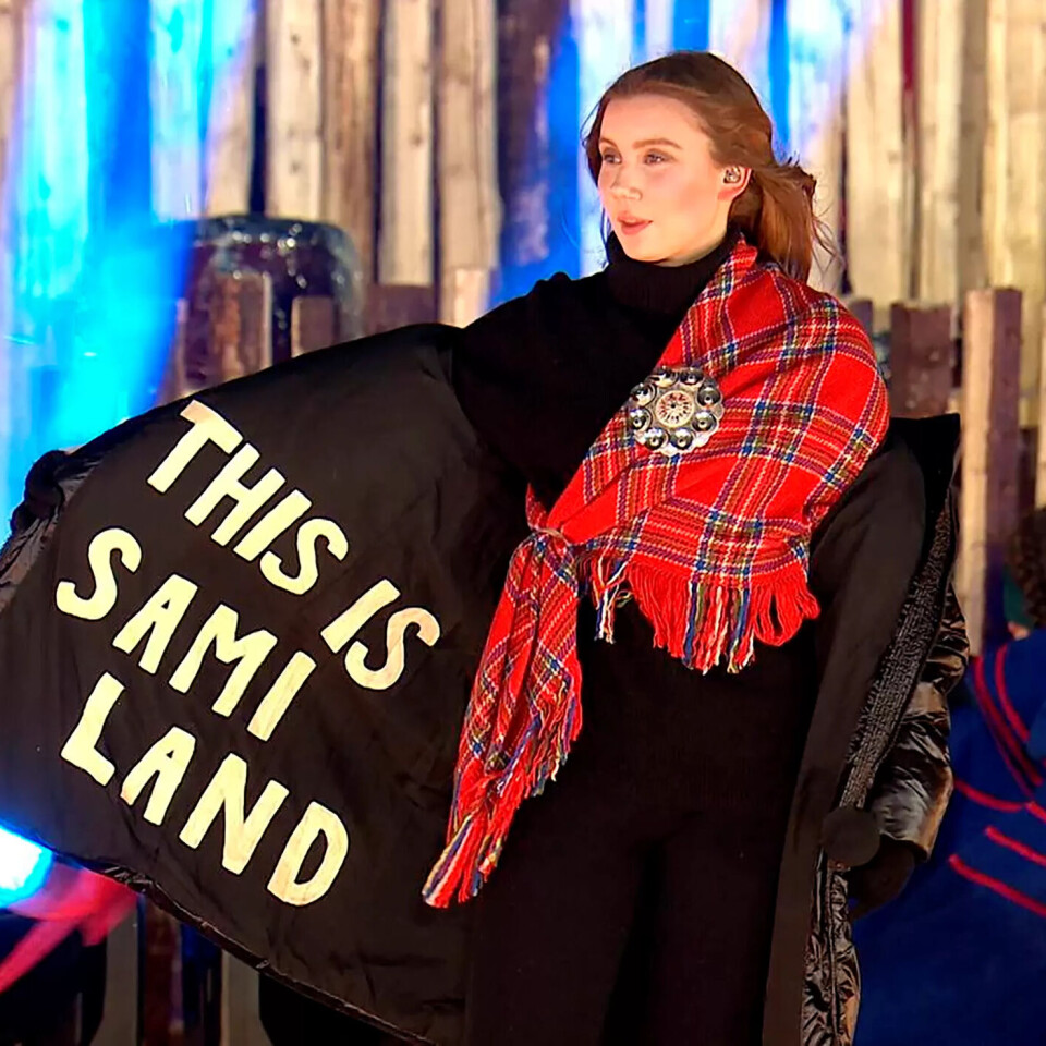 Til slutt vende Ella Marie Hætta Isaksen kappa mot vinden. Til slutt vende Ella Marie Hætta Isaksen kappa mot vinden.