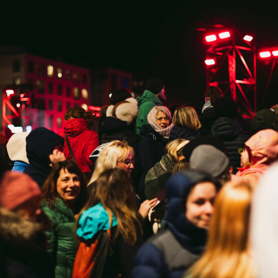 Halve byen hadde sjølvsagt møtt fram. Folk bobla av velvilje og var klare for fest, skriv Morten Strøksnes. Halve byen hadde sjølvsagt møtt fram. Folk bobla av velvilje og var klare for fest, skriv Morten Strøksnes.