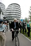Boris Johnson syklar vekk frå rådhuset i London etter å ha lansert seg sjølv som borgarmeister 16. juli 2007.