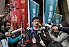 Nathan Law talar til pressa utanfor ein rettsbygning i Hongkong 16. januar i fjor. Han vart dømd til fengsel i sju månader for å ha hatt ei leiande rolle i paraplyrørsla i 2014.