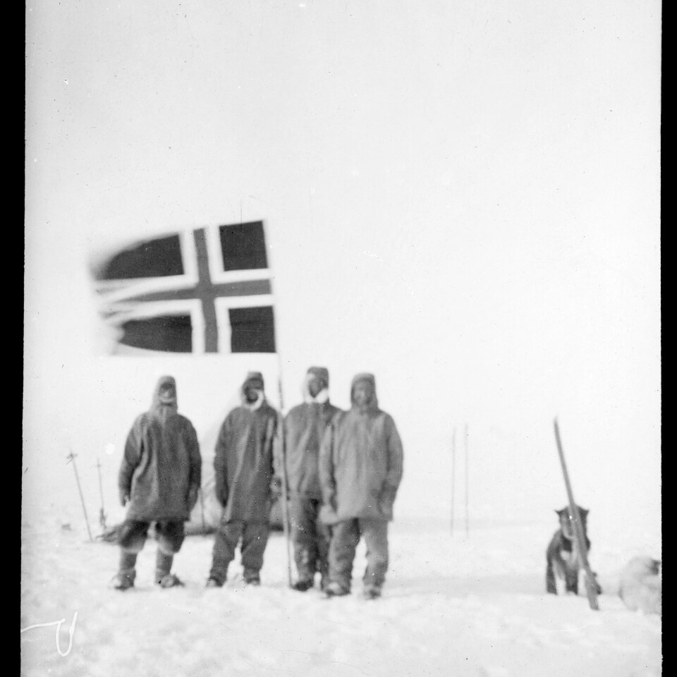 Helmer Hansen fotograferte kameratane sine på «Slædevarde», staden dei etter kvart skjøna ikkje låg nær nok polen. Helmer Hansen fotograferte kameratane sine på «Slædevarde», staden dei etter kvart skjøna ikkje låg nær nok polen.