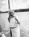 Albert Einstein då han byrja ferien med ein ni timars segltur på ein innsjø i delstaten New York i USA 3. juli 1936.