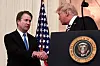 President Donald Trump (t.h.) helsar på Brett Kavanaugh, ny domar i USAs Høgsterett. Med utnemninga av Kavanaugh vart Høgsteretten klart meir konservativ, men ikkje totalt.