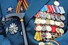 Medaljar på jakkeslaget til ein av veteranane på Den raude plassen 9. mai i år. Dette er ikkje tida og staden for å drøfta baksida til medaljane frå sovjetmakta under den store fedrelandskrigen.