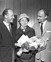 Aslaug Vaa då ho mottok Ønskediktprisen frå NRK 31. mai 1963. Her saman med Hartvig Kiran (t.v.) og Arve Moen.