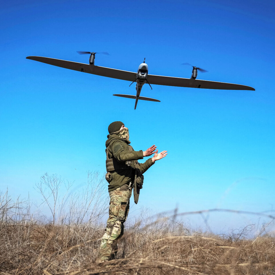 Ukrainsk soldat sender opp ein mellomdistansedrone av typen Vector for å overvake russiske stillingar ved Bakhmut i Donetsk-regionen. Ukrainsk soldat sender opp ein mellomdistansedrone av typen Vector for å overvake russiske stillingar ved Bakhmut i Donetsk-regionen.