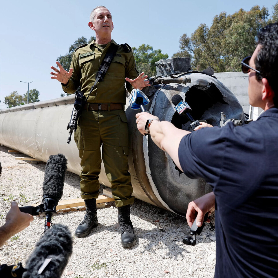 Den israelske militære talspersonen, admiral Daniel Hagar, møter media. Den israelske militære talspersonen, admiral Daniel Hagar, møter media.