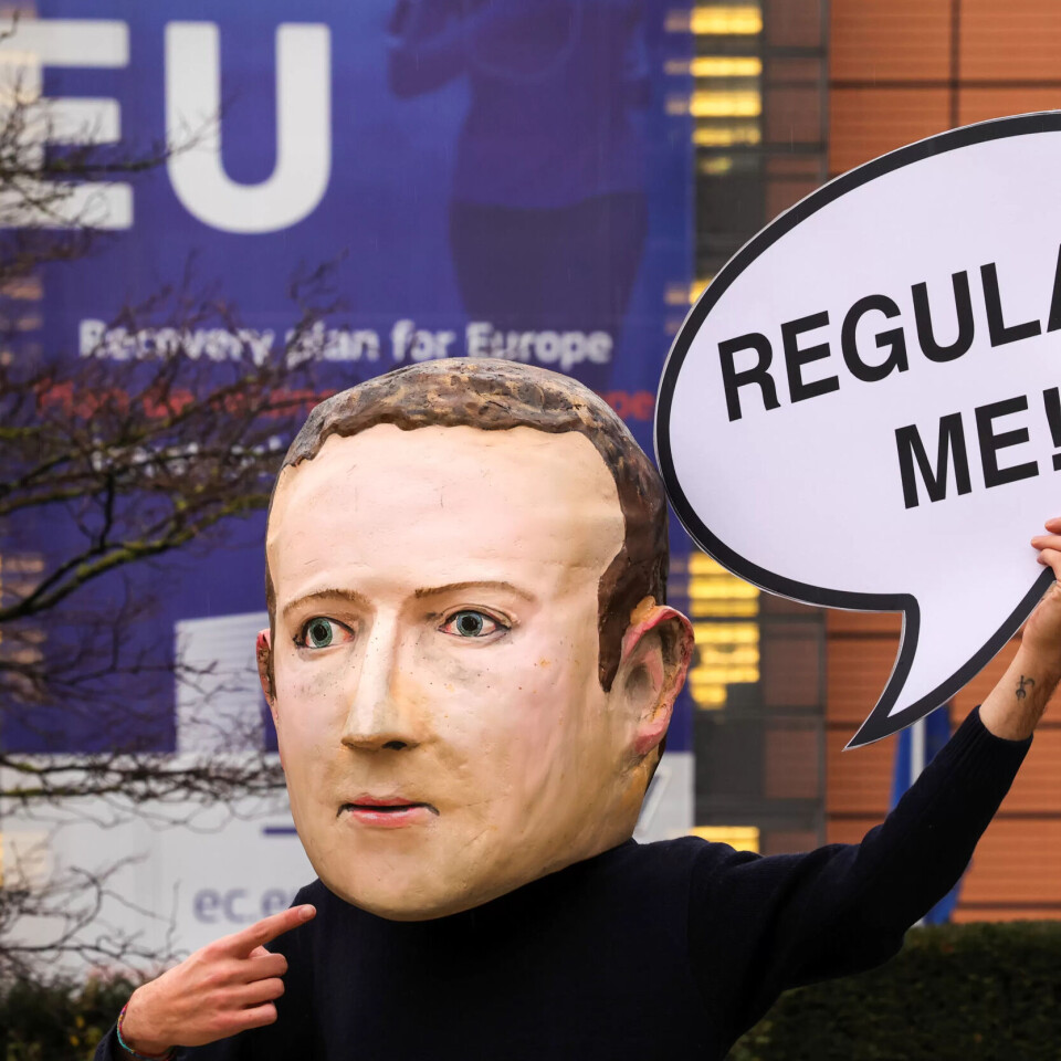 Ein personvernaktivist med Mark Zuckerberg-maske står utanfor EU-kommisjonen i desember 2020. Selskap som Meta, Grindr, Amazon og Google sel personopplysingane våre til digitale marknadsføringsselskap, og tener fett på det. Ein personvernaktivist med Mark Zuckerberg-maske står utanfor EU-kommisjonen i desember 2020. Selskap som Meta, Grindr, Amazon og Google sel personopplysingane våre til digitale marknadsføringsselskap, og tener fett på det.