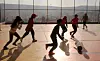 Byungar blir tidleg vande til futsal. Her på ein skule i Bolivia.