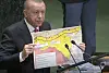 President Erdodan viser hovudforsamlinga i FN 24. september 2019 eit kart der eit 30 km breitt belte han ønskjer å okkupere i Syria, er markert. Ein «fredskorridor», som han kalla det. 15 dagar seinare tok den tredje invasjonen i Nord-Syria til.