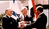Camp David-avtalen vart signert i Washington i 1979. Frå venstre: den israelske statsministeren Menachem Begin, USAs president Jimmy Carter og den egyptiske presidenten Anwar Al-Sadat.