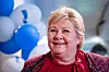 Erna Solberg, på kakefest etter valgsigeren. Med henne som partileiar, har Høgre greidd å ufarleggjere det systemskiftet som velferdsprivatisering eigentleg inneber, meiner Linn Herning.