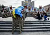 Ukrainske soldatar på sjølvstendeplassen i Kyiv ber kista til endå ein fallen våpenbror. Serhii Yarmolenko blei drepen i kamp mot russiske styrkar i Donetsk-regionen.
