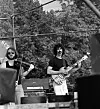 Frank Zappa og Mothers of Invention på scenen under Kalvøyafestivalen 26. august 1973. Fiolinist Jean-Luc Ponty til venstre.