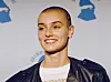 Sinead O’Connor under Grammy-utdelinga i 1989. Over øyret skimtar vi logoen til Public Image, ein svart mann i eit geværsikte, til støtte for rapparane, som blei sensurerte vekk frå TV-sendinga.