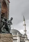 Republikkmonumentet frå 1928, med profilen til Mustafa Kemal Atatürk, og den nye Taksim-moskeen frå 2021.