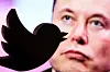 Etter ein lang prosess fekk Elon Musk endeleg kjøpt mikrobloggselskapet Twitter. Biletet viser ein Twitter-logo framfor eit foto av Musk.