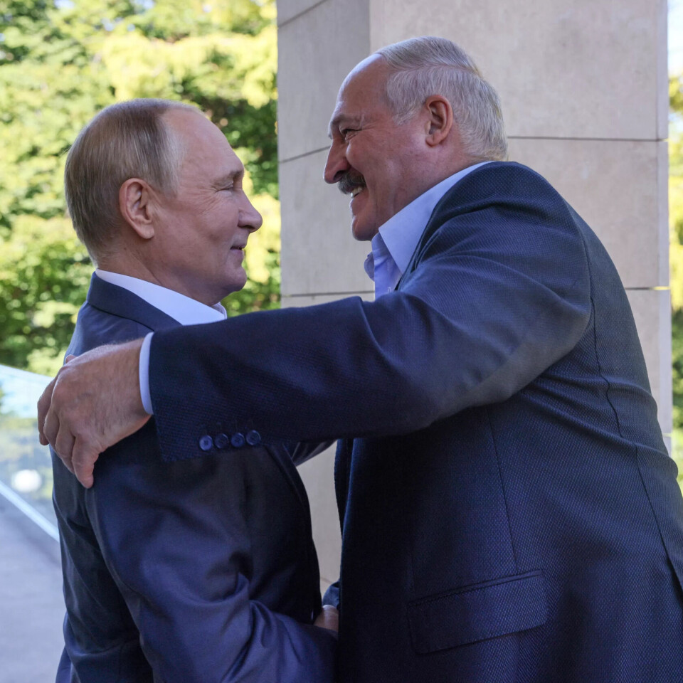 Vladimir Putin og Aleksandr Lukasjenko i Sotsji 26. september. Forholdet mellom dei to diktatorane har aldri vore så hjarteleg som dei offisielle bileta tyder på. Vladimir Putin og Aleksandr Lukasjenko i Sotsji 26. september. Forholdet mellom dei to diktatorane har aldri vore så hjarteleg som dei offisielle bileta tyder på.