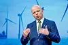 Finansminister Trygve Slagsvold Vedum (Sp) på ein pressekonferanse om havvind i Marmorhallen i Oslo der han lova meir av alt: fleire havvindturbinar, fleire kraftkablar og større tryggleik for norske kraftkundar. At også subsidiane skal opp, sa seg sjølv.