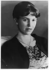 Sylvia Plath (1932–1963) vart fødd i Boston i Massachusetts og døydde i London.