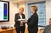 Departementsråd Eva Hildrum (t.v.) då ho gav samferdselsminister Magnhild Meltveit Kleppa (Sp) rapporten «Norsk jernbane – videre utvikling» 1. desember 2011.