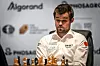 Carlsen kunne ikkje tru det han såg i parti 8, medan motstandaren forskansa seg i pauserommet.