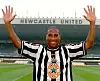 Slik ser han ut, den fyrste engelske spelaren som fekk ei vekeløn på 10.000 pund. Her har John Barnes signert for Newcastle i 1997. No er gjennomsnittsløna i Premier League 60.000 pund.