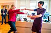 Påtroppande utanriksminister Anniken Huitfeldt (Ap) og avtroppande utanriksminister Ine Marie Eriksen Søreide (H) på veg inn i ein klem i Utanriksdepartementet 14. oktober.