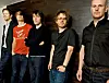 Radiohead, med gitarist Ed O’Brien (t.v.), Jonny Greenwood, sologitar, Colin Greenwood, bassgitar, Thom Yorke, vokal, og trommeslagar Phil Selwayan, på eit hotellrom i tidlege 2000-år.