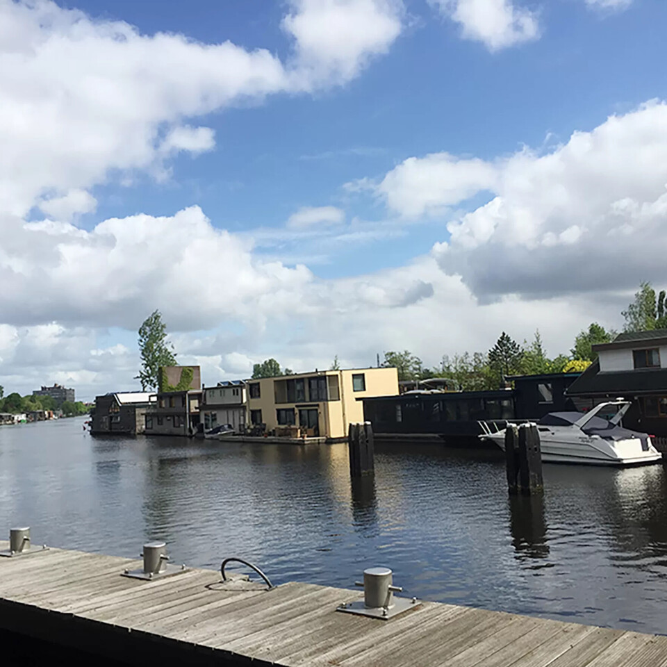I Amsterdam finst det 2500 husbåtar, og mange kan leigast av turistar. I Amsterdam finst det 2500 husbåtar, og mange kan leigast av turistar.