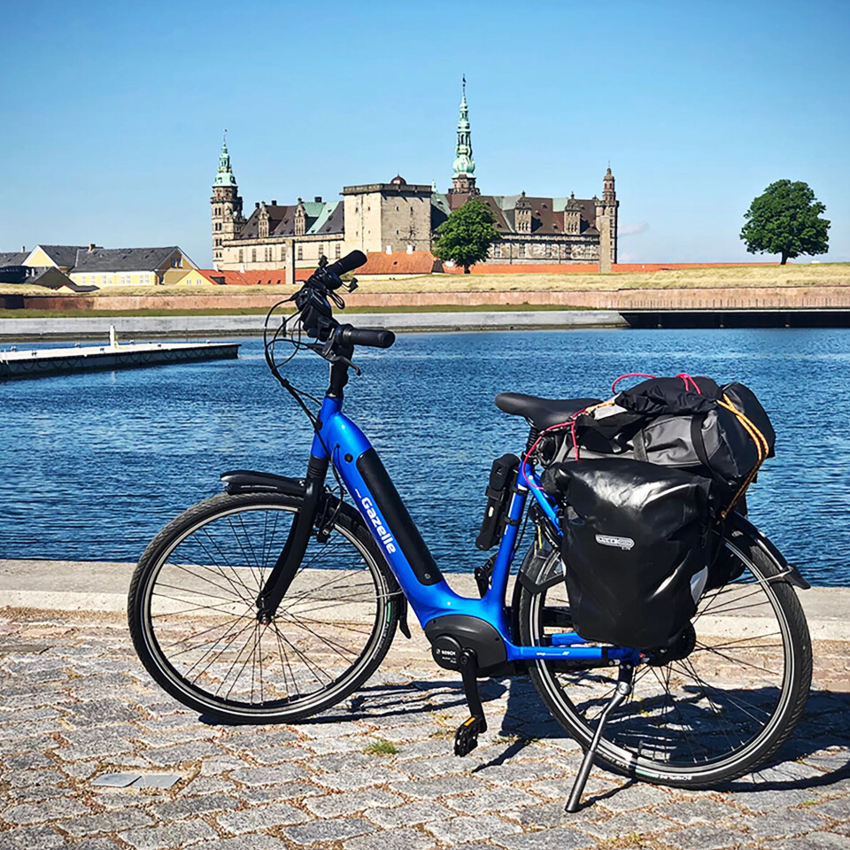 Damesykkelen Daisy og eg er framme i Helsingør. I bakgrunnen ligg Kronborg slott, som danskane finansierte gjennom Øresundtollen. Meir om det neste veke. Damesykkelen Daisy og eg er framme i Helsingør. I bakgrunnen ligg Kronborg slott, som danskane finansierte gjennom Øresundtollen. Meir om det neste veke.