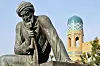 Muhammad ibn Musa al-Khwarizmi (lat: Algoritmi) gav verda nemninga algoritme. Her ein statue til minne om den store 800-talsmatematikaren i Khiva i Uzbekistan.